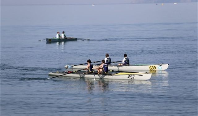Fethiye Çalış Plajı'ndaki kürek yarışında Sinop 1853 ve TSK rüzgarı esti!