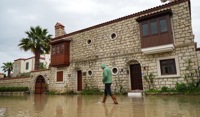Çeşme Alaçatı'daki otelleri ve işyerlerini su bastı
