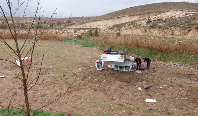 Uşak Ulubey yolunda kayganlaşan nedeniyle kamyonet tarlaya uçtu