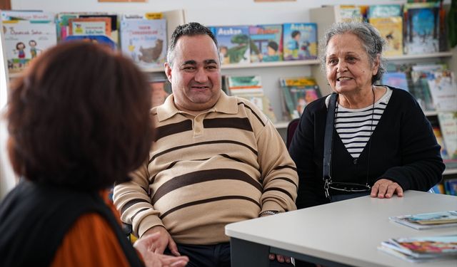 Karşıyaka Hoca Mitat Kütüphanesi'nde 95 kitap bitiren Mete Tuna Tuncay'ın engellilik oranı yüzde 80'den 50'ye düştü