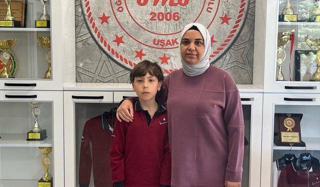 Uşak Mahmut Özgöbek'te az daha canından olacak çocuğu öğretmeni kurtardı