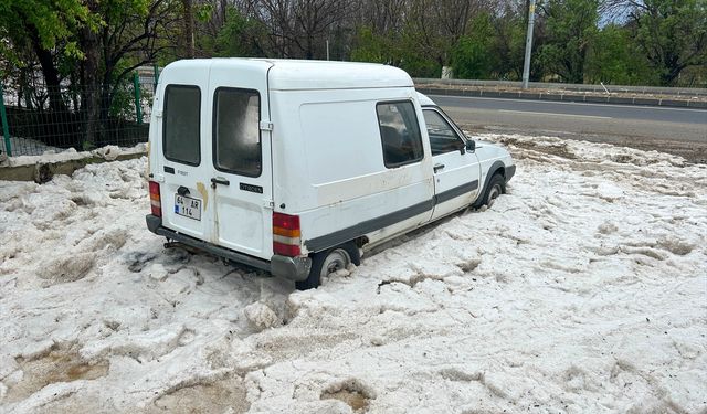 Sivaslı'da yoğun dolu nedeniyle doludan dağlar oluştu!