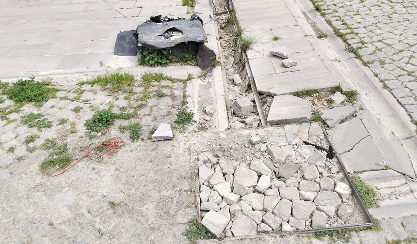 Uşak'ta güya Venedik'teki gibi gondollarla gezilecek olan bölge, git gide banliyöye dönüşüyor