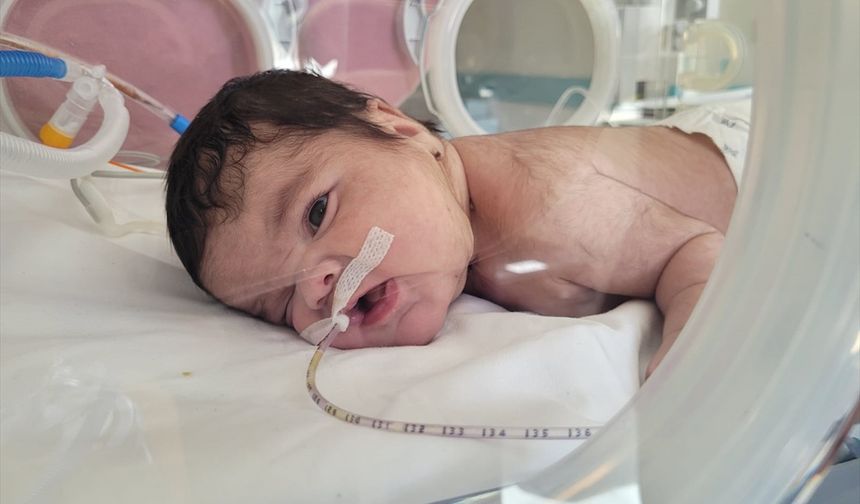 Kütahya Şehir Hastanesi'nde bebeğin boynunda 445 gram tümör çıkarıldı