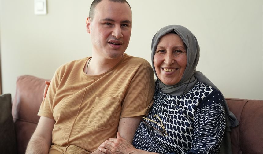 Nevra Yıldırım, 2 aylıkken görme yetisini kaybeden oğlu Önder Savaş Yıldırım'ı hiç yalnız bırakmadı