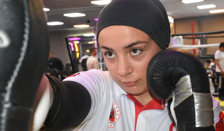 Afyon Çayırbağlı Selver Aktürk, zayıflamak için başladığı dövüş sanatında, şampiyonluklar kazandı!