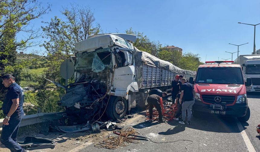 Uşak ve İzmir yolu üzerindeki Hacıkadem kavşağında kazalar sık sık oluyor! 2 tır ve 1 otomobil kaza yaptı!