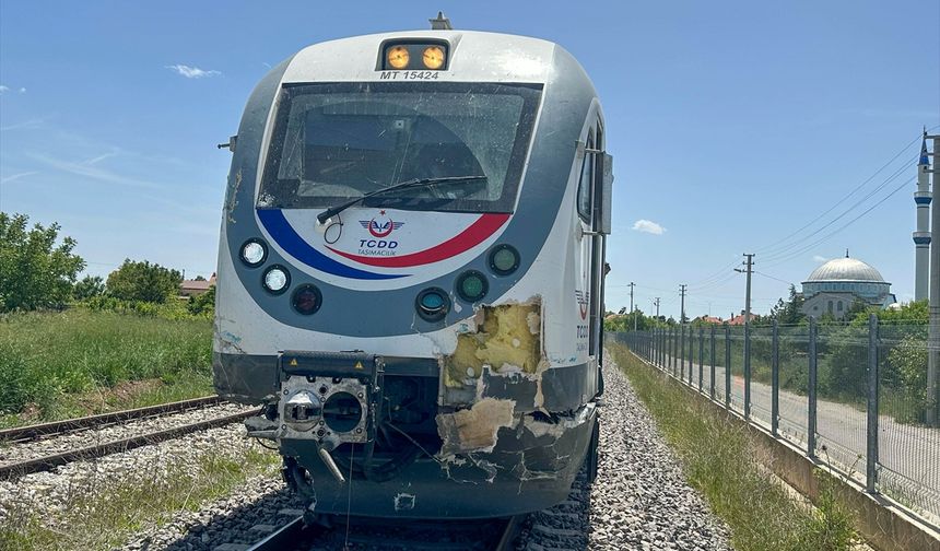 Uşak Ovademirler'de tren ve traktör çarpıştı