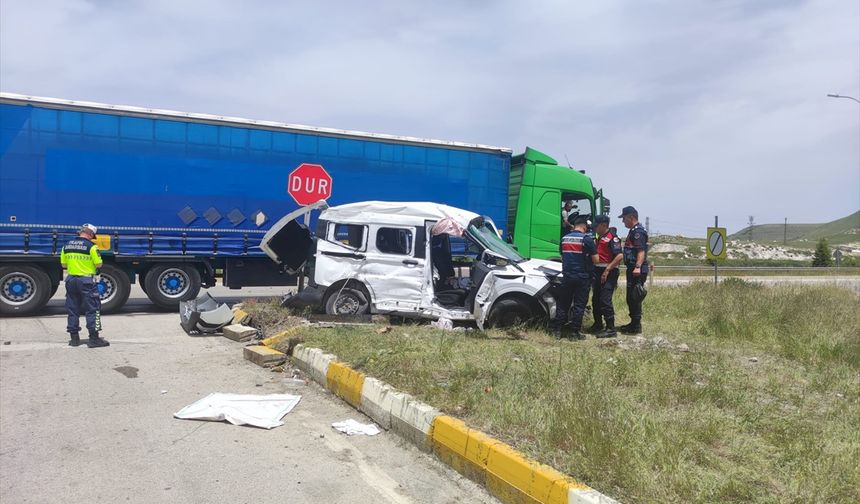 Uşak ve Afyonkarahisar arasındaki Balmahmut mevkiinde feci kaza