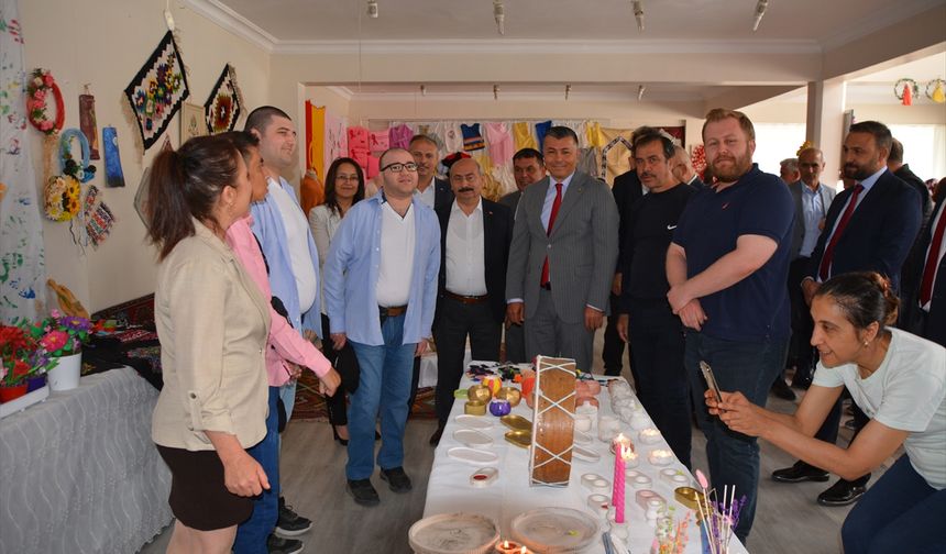 Uşak'a bağlı Banaz Halk Eğitimi Merkezi'nin kursiyerleri yılsonu sergisi açtı