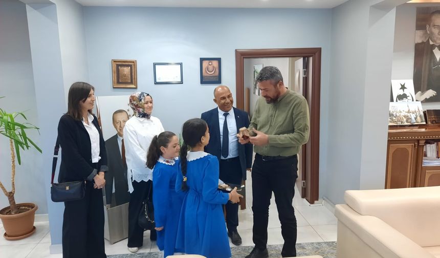Uşak'ın Sivaslı ilçesi Budaklar İlkokulu öğrencileri, kendi çileklerini elmadan damıtmayla tatlandırıp reçel yaptı