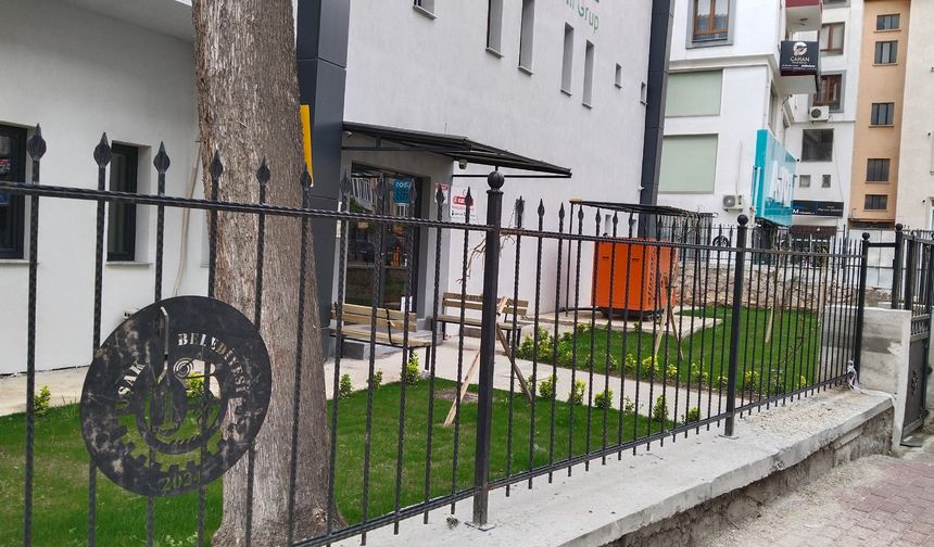 Uşak'ın göbeğindeki devasa sağlık ocağı, Uşak Belediyesi izin vermediği için boş boş bekliyor!