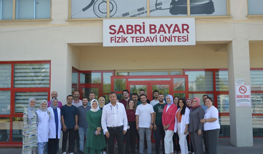 Uşak'ta 3000 olan fizik tedavi hastaları, geceleri yapılan çalışmayla 450'ye düştü! Daha kısa sürede tedavi olunacak!