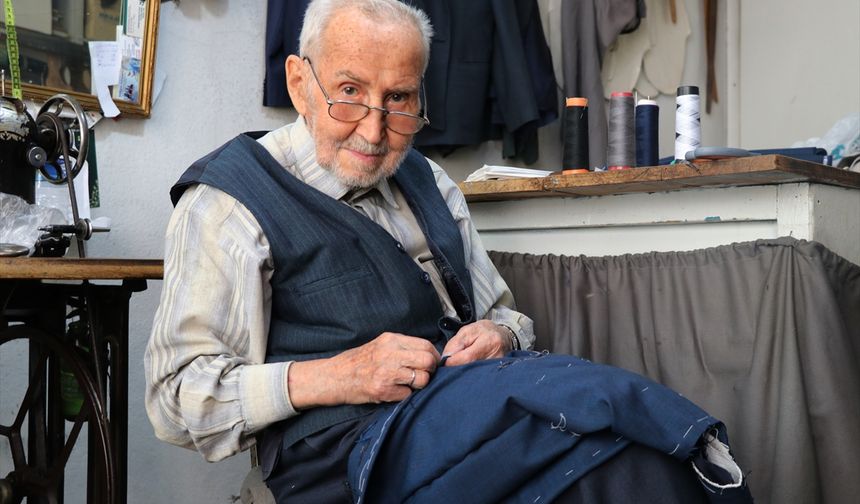 Simav Dört Eylül'deki 91 yaşındaki İlyas Aksoy, hala terzilik yapıyor