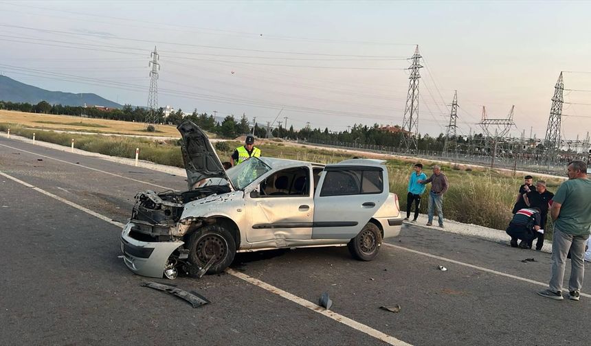 Uşak ve Gediz yolu üzerinde orta refüje çıkan otomobil takla attı