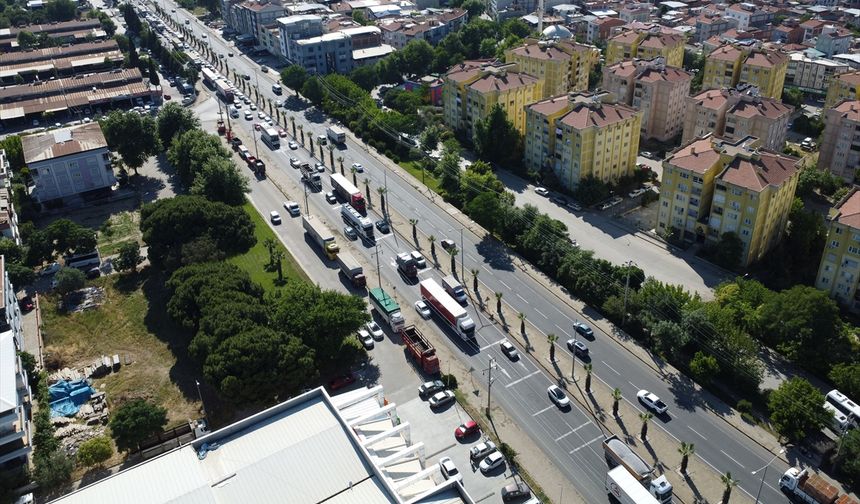 Manisa, Uşak ve Afyonkarahisar'daki yollarda kurban bayramı nedeniyle araç yoğunluğu