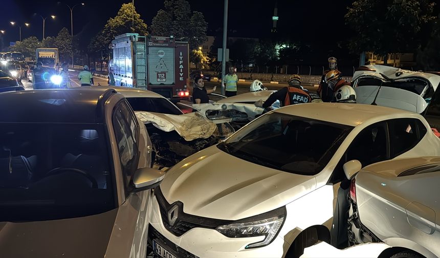 Uşak ve Afyonkarahisar yönünden İstanbul'a gidilen Kütahya Tren Garı önünde zincirleme kaza