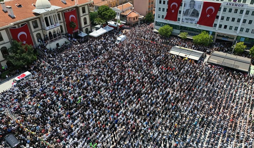 Manisa'da on binlerce vatandaş Ferdi Zeyrek'i son yolculuğuna uğurladı
