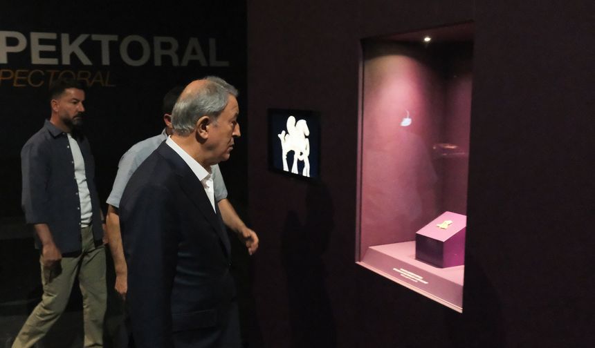 Hulusi Akar, adı skandallara karışan Uşak'taki Kanatlı Denizatı Broşunu dikkatle inceledi