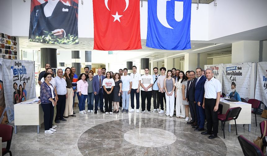 Uşak Üniversitesi'nin kütüphane, olimpik havuz ve spor salonu gibi imkanlarını anlattı