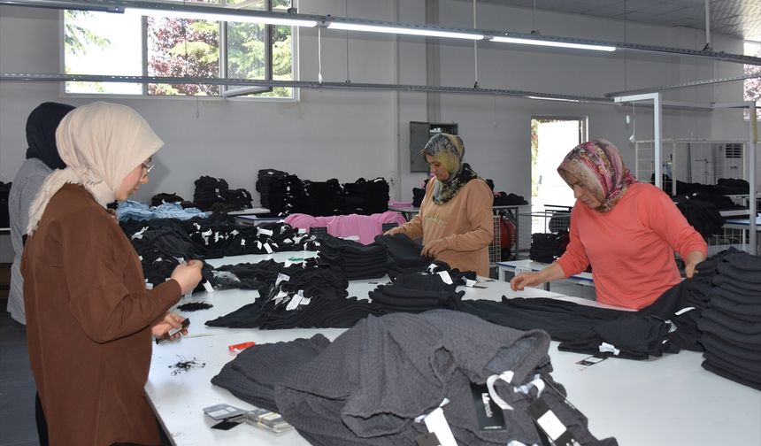 Dünyaca ünlü marka pantolonlar Sinanpaşa Taşoluk'da dikiliyor