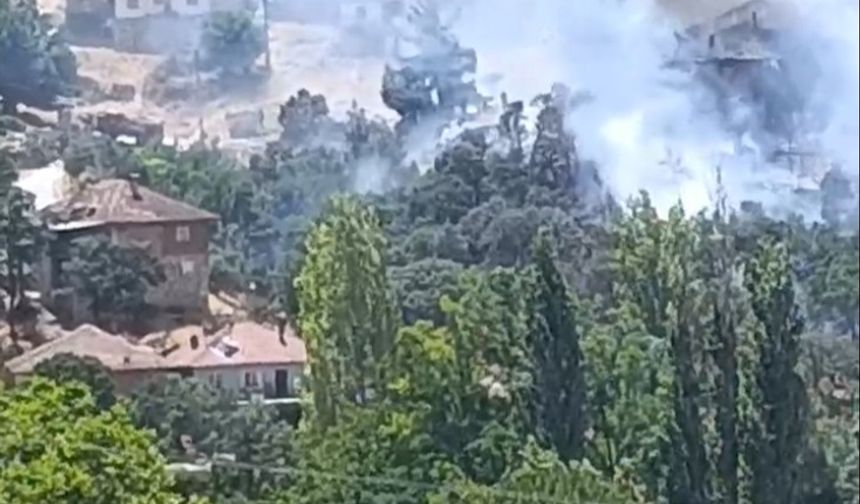 Uşak Sivaslı Ketenlik'te evlerin bulunduğu yerde büyük bir yangın çıktı
