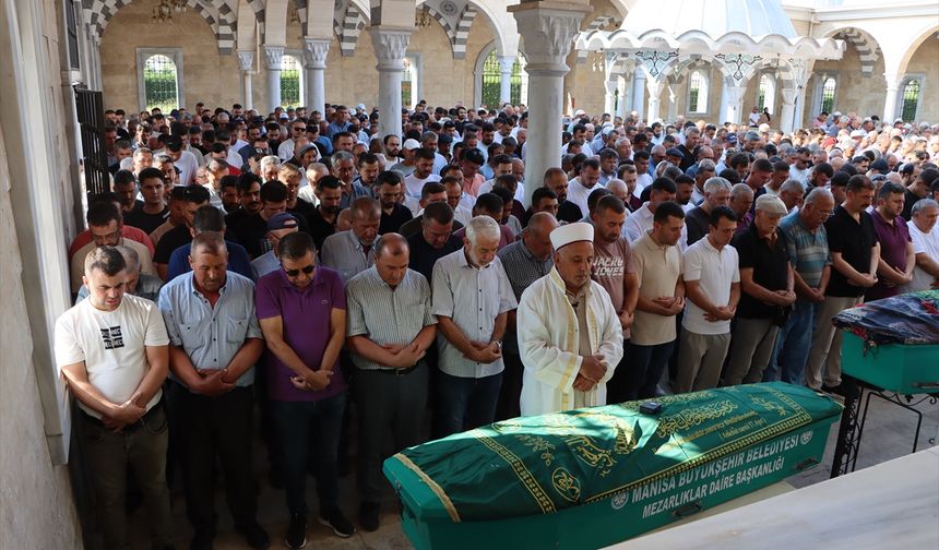 Uşak ve İzmir yolu üzerinde hayatını kaybeden Arif ve Ayşe Öztürk, gözyaşlarıyla toprağa verildi
