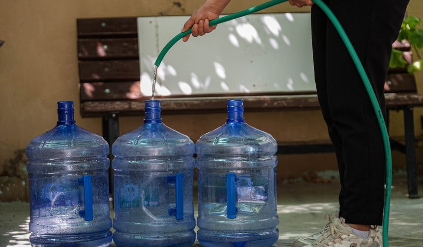 Uşak'ta evinde su akmayan vatandaşlar tuvalete benzinliklere gitmeye başladı