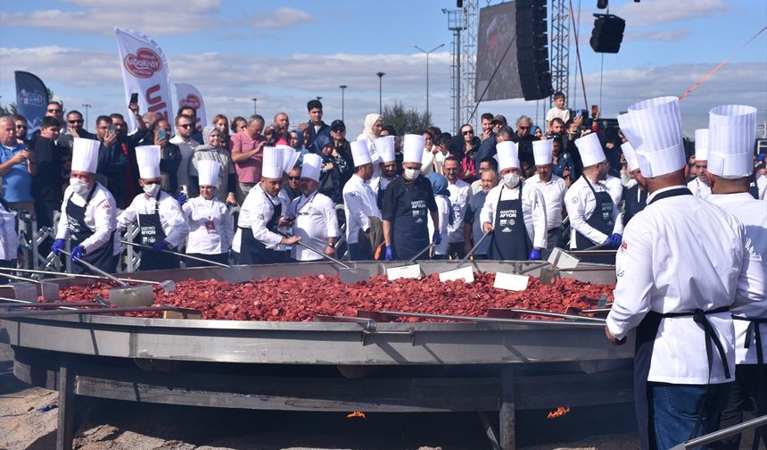 Uşak'ın komşusu Afyon'da dünyanın en büyük sucuklu yumurtası yapıldı
