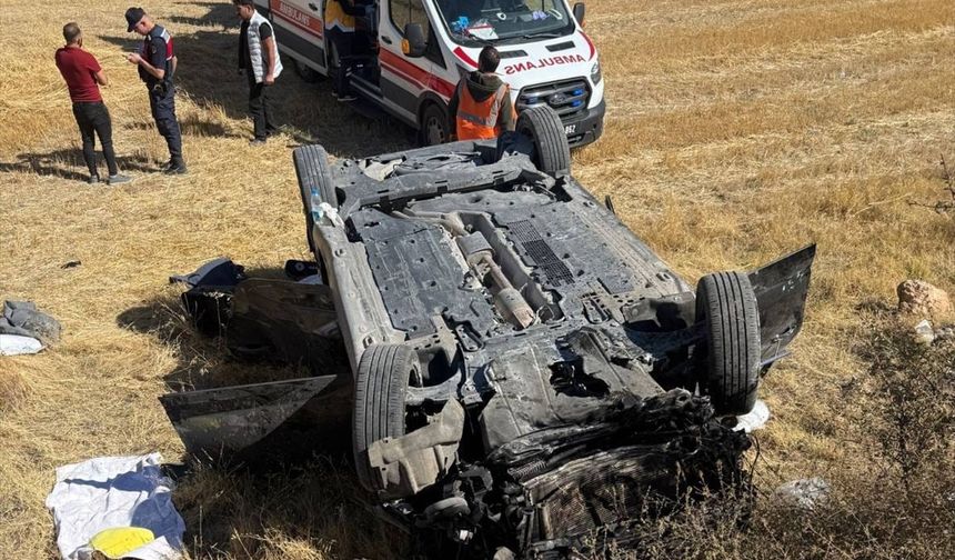 Uşak ve Denizli yolunda otomobil tarlaya uçtu