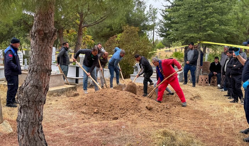 Uşak'ta yanlış yere gömülen cenaze bulunduğu mezardan çıkarıldı