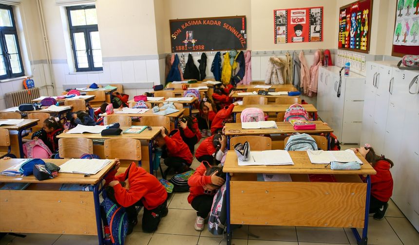 Simav ve Sındırgı'daki depremlerle sallanan Uşak, Denizli, İzmir ve Aydın'da deprem tatbikatı