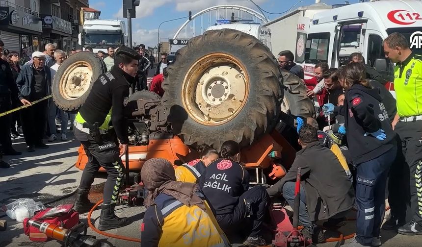 Uşak Dikilitaş Kavşak'ta traktör devrildi ve altında 1 kişi kaldı