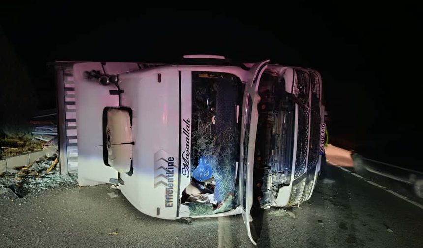Uşak ve Ankara yolu üzerindeki Banaz Gedikler kavşağında tır devrildi