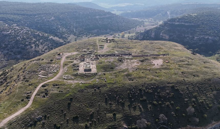 Uşak'taki garnizon kentinde tarihi stadyum gün yüzüne çıkıyor