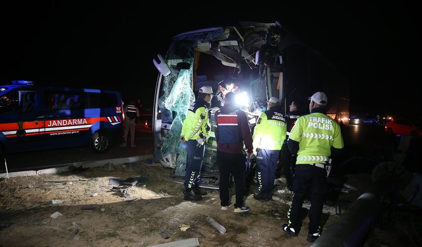 Çivril yolundaki kavşakta feci kaza! Otobüs ve minibüs çarpıştı!