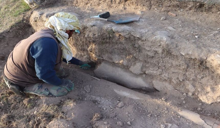 Uşak'ta yapılan kazıda 1800 yıllık heykel çıktı