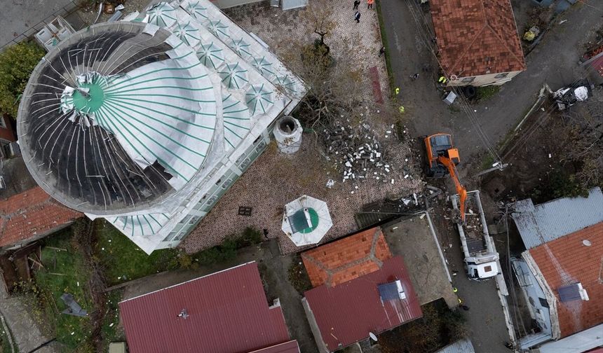 Efemçukuru camiinin minaresi rüzgar nedeniyle devrildi