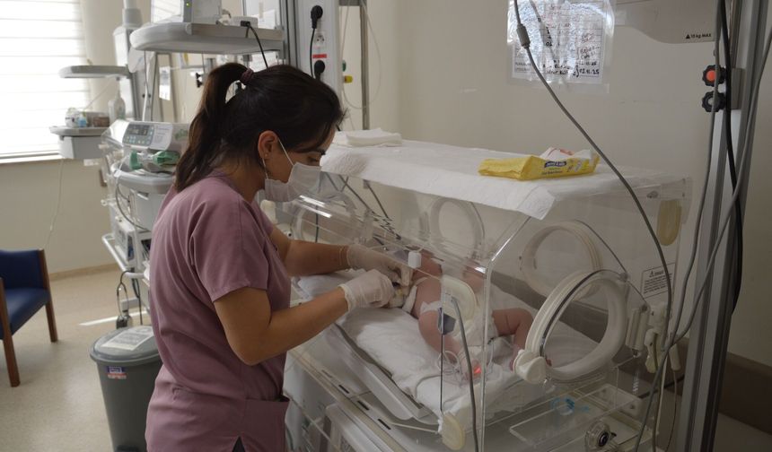 Uşak Eğitim ve Araştırma Hastanesi'ndeki prematüre bebekler için balon uçurdular