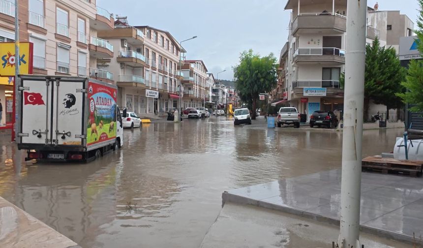 İzmir Dikili şiddetli yağmura teslim oldu! Metrekareye 96,2 kilogram yağış düştü!