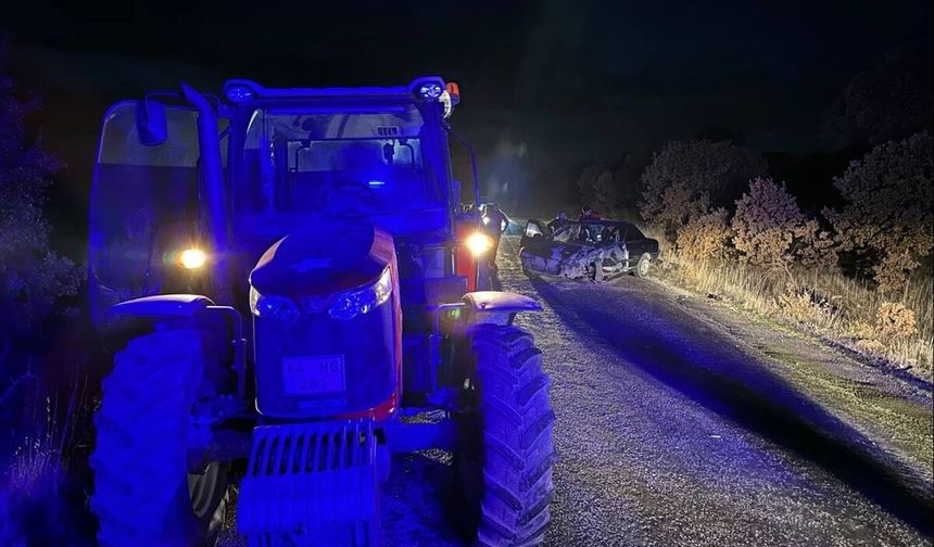 Uşak'ta Ulubey Akkeçili'de kaza yapan otomobildeki 3 kişi yaşam savaşıyor