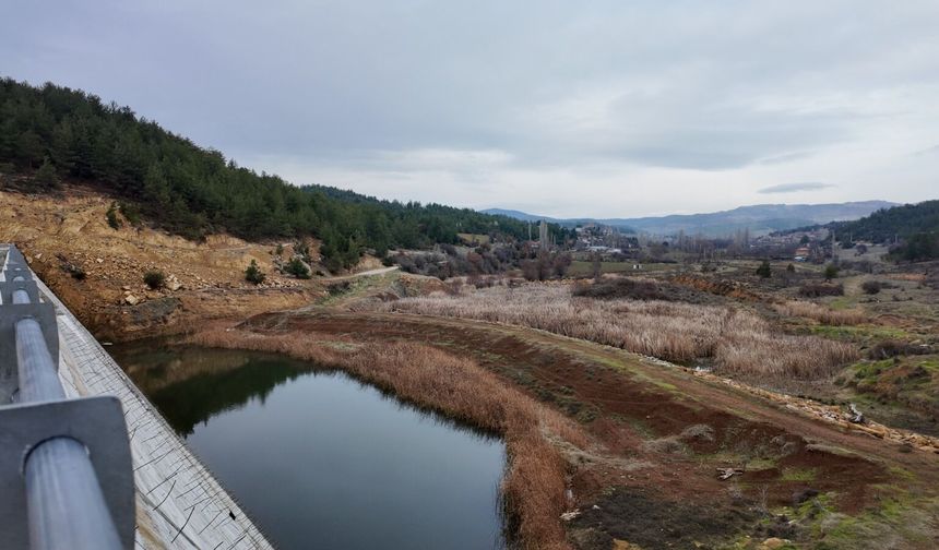 Uşak'ın su sıkıntısını rahatlatması beklenen barajda ne su var ne arıtma!