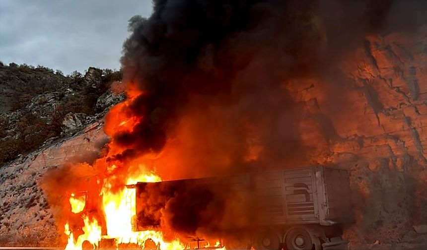 Kütahya ve Eskişehir yolunda yanan tırın sürücüsü Volkan Dolan, diğer şoförlerin uyarılarıyla kurtuldu