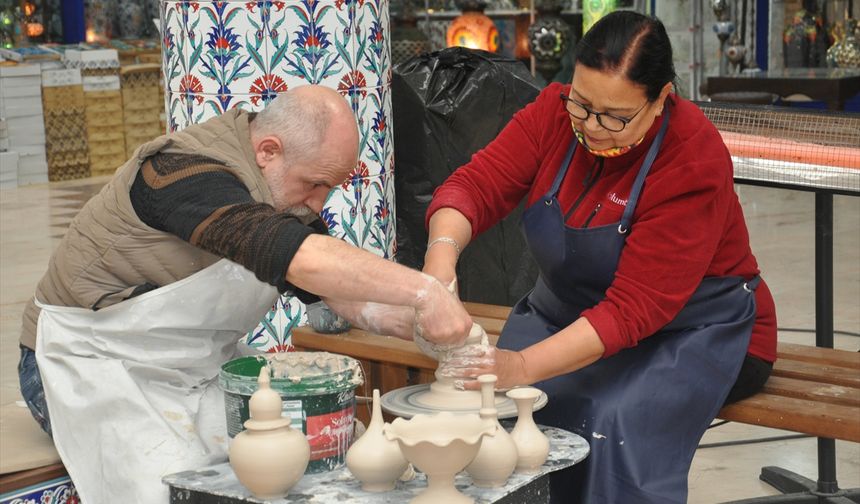 Kütahya ve Eskişehir yolu üzerinde canlı canlı çini yapılıyor