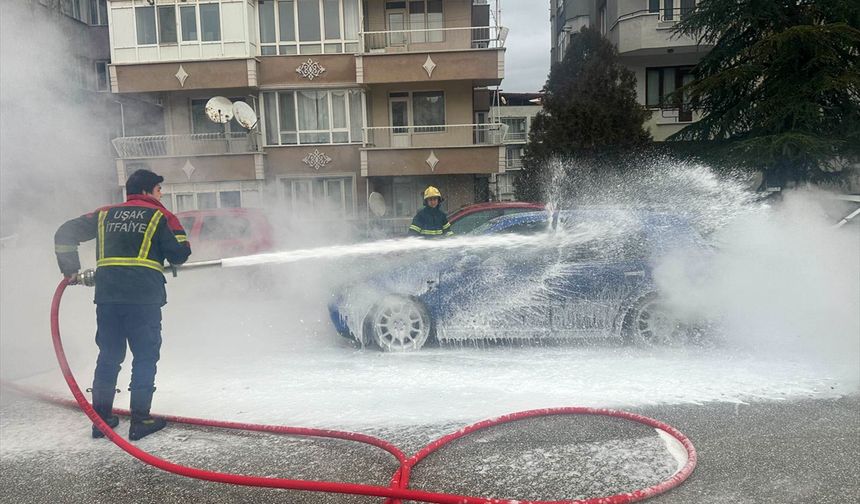 Uşak'ta seyir halinde yanan otomobil güçlükle söndürüldü