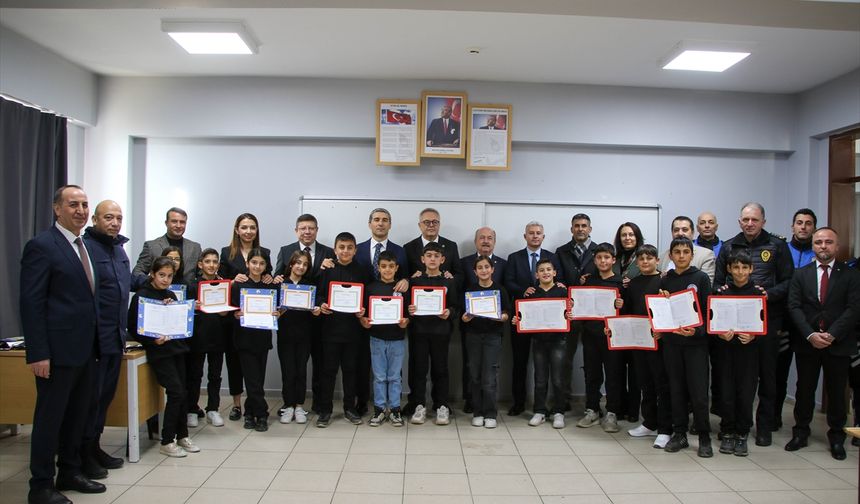 Uşak Aybey İlkokulu ve Elmalıdere Ortaokulu'nda karneler verildi