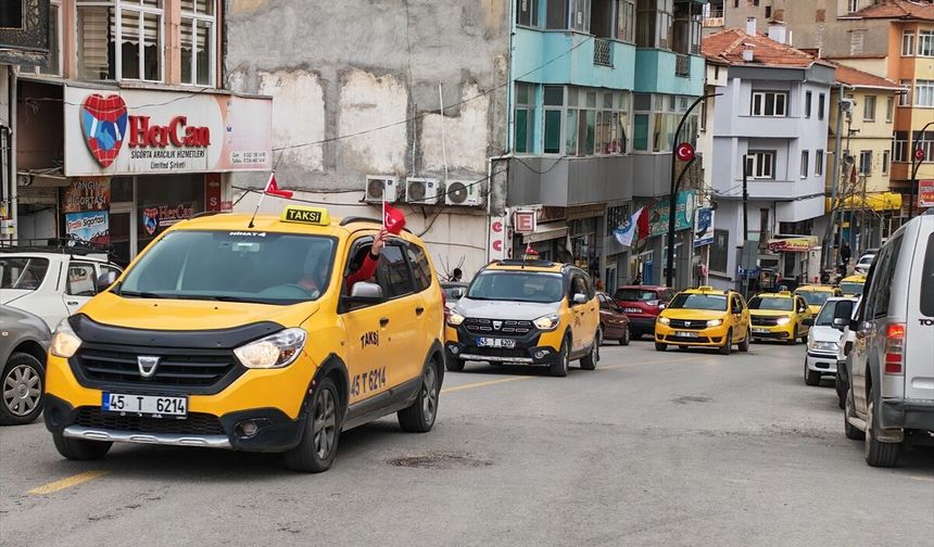 Uşak'ın komşusu Demirci'deki taksicilerden Türk Bayraklı konvoy