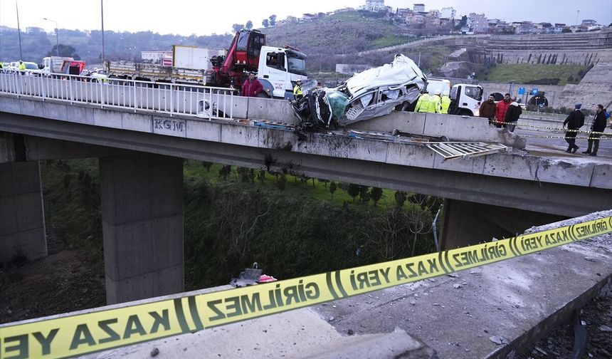 Konak Tünelleri yönünde iş makinesi yüklü tır viyadükten uçtu! Hafif ticari araç bariyerde asılı kaldı!