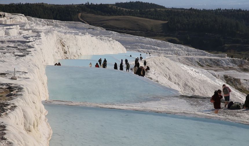 Uşak ve Afyon'dan yoğun ziyaretçi çeken Pamukkale'ye 100 bin Çinli!