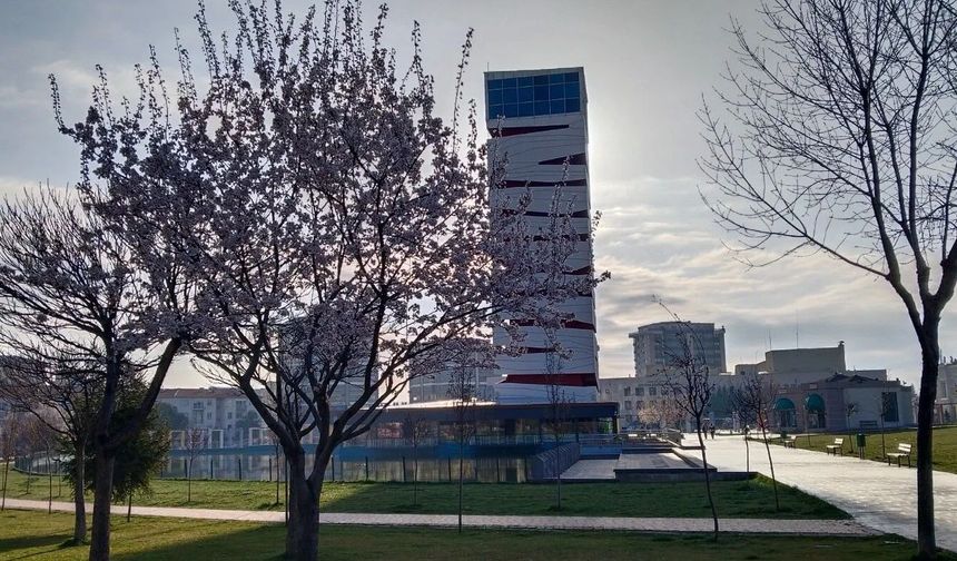 Uşak'ta bin bir umutla inşa edilen Atakule reklam için kiraya verilecek!